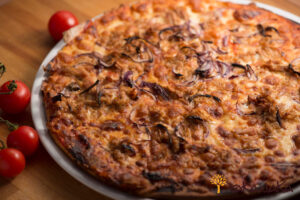 Pizza cu ton și rondele de ceapă